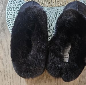 Women's Size 8 Beautiful & Comfortable Microfiber slippers with soft fur.